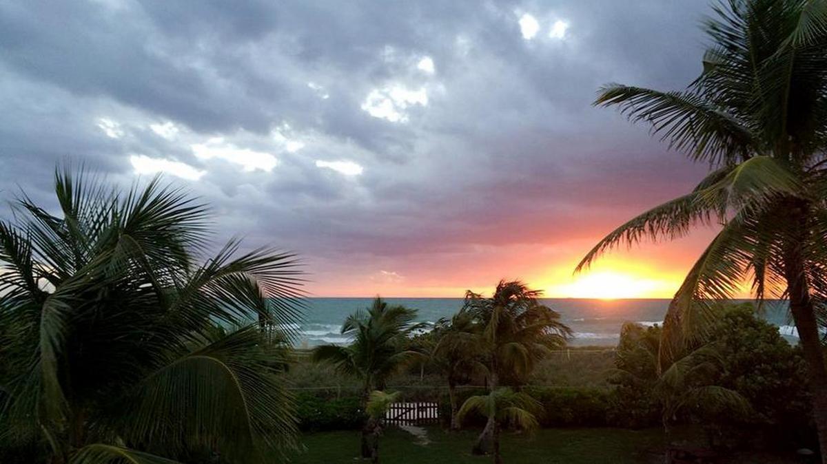 Amanacer sobre el oceano en Surfside, Florida, el lunes 19 de enero de 2015.