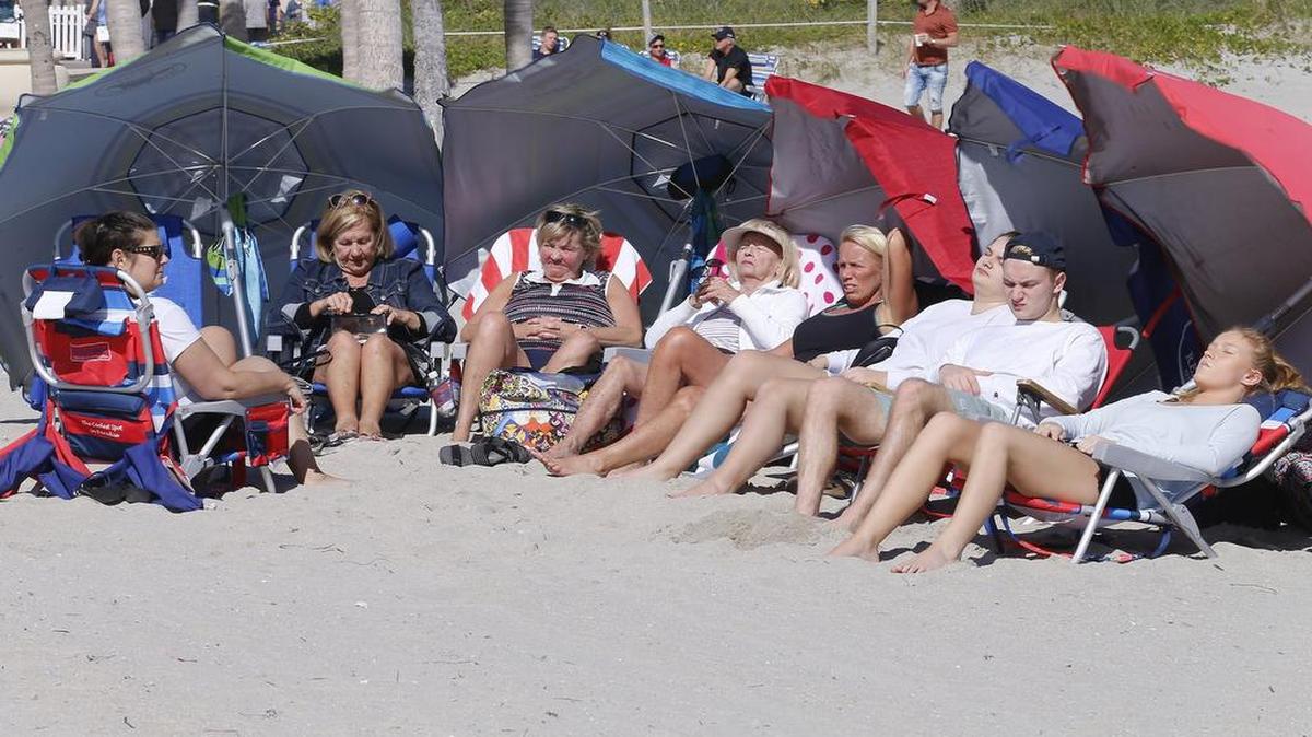 Un grupo de visitantes de Canadá toma el solo el domingo en Hollywood Beach, condado Broward. En Quebec, la región de origen de los visitantes, la temperatura era -1 grado Farenheight, mientras que esta playa del sur de la Florida era 68 grados.