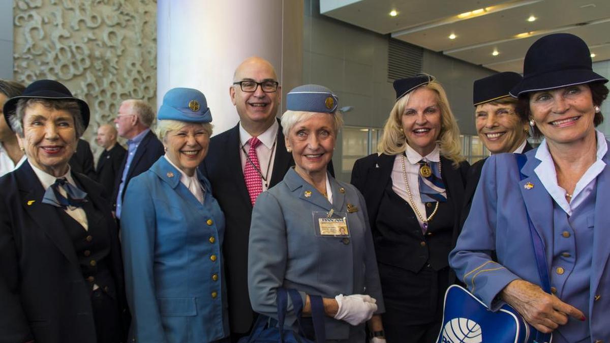 Fotografía cedida en donde aparece el director del Departamento de Aviación del condado de Miami-Dade, Emilio T. González, rodeado por exazafatas de la compañía Pan Am, durante la inauguración de una nueva sala dedicada a la historia de la aviación, donde el Aeropuerto Internacional de Miami(MIA).