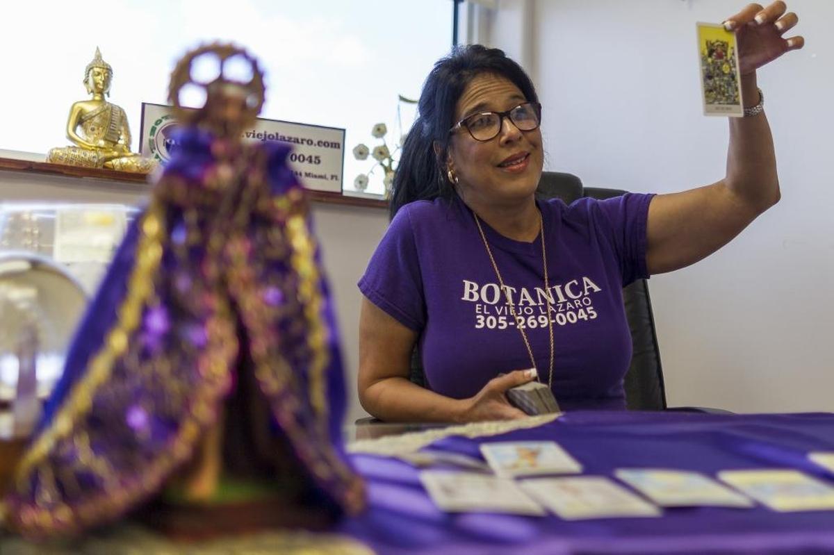 Alina Rubi recibió la habilidad de leer el tarot de su abuela, pero no quiso utilizarla hasta su llegada a Estados Unidos, donde la graduada de abogacía decidió dedicarse a ayudar a las personas. Hoy tiene una esquina dedicada a la lectura en la botánica El Viejo Lázaro.