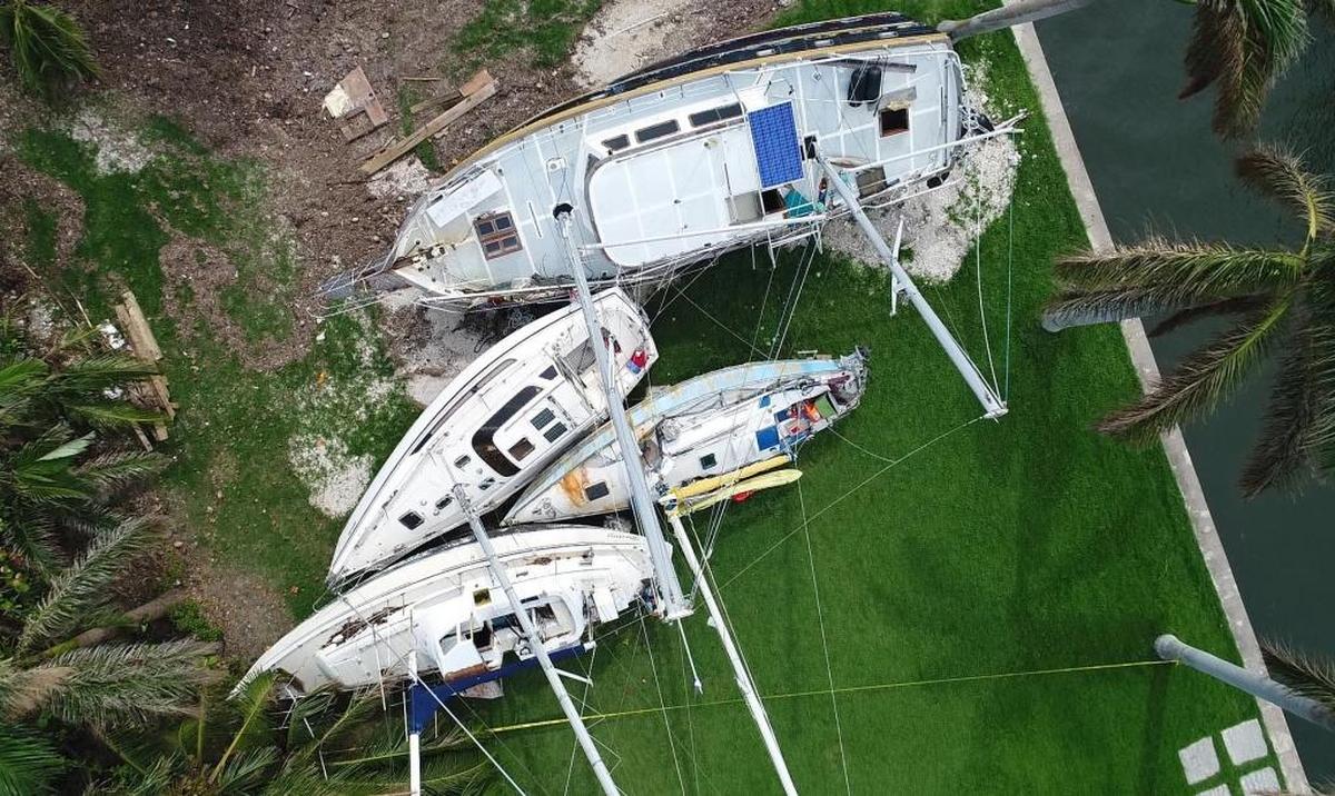 Cuatro botes de vela tiñen el césped de una mansión en Coconut Grove. Los barcos quedaron varados después de que los fuertes vientos y mareas de tormenta del huracán Irma los empujaron a tierra.