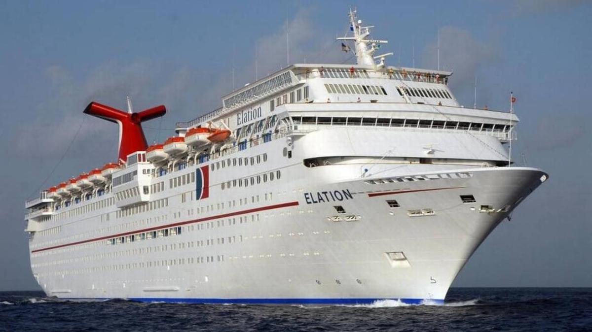 Una mujer cayó del balcón de su camarote en el crucero Carnival Elation y murió el viernes por la mañana, indicó Carnival Cruise Line.