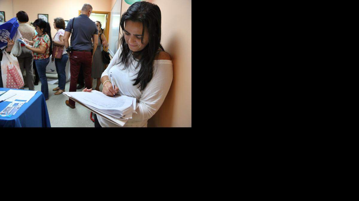 
Mitzy Bueno, enfermera de Cuba que llegó este año a EEUU llena una solicitud de empleo a través de la organización Solidaridad Sin Fronteras el pasado octubre en Hialeah.
