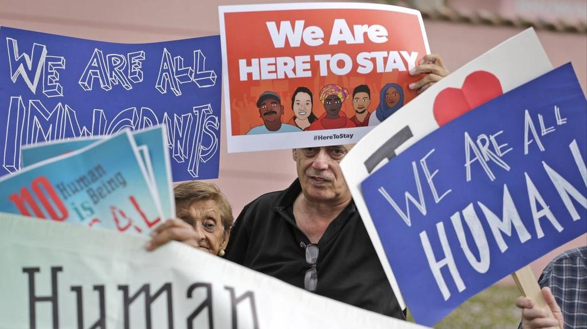 Manifestantes protestan en Kendall el 14 de enero de 2017 contra la política inmigratoria del presidente Donald Trump.