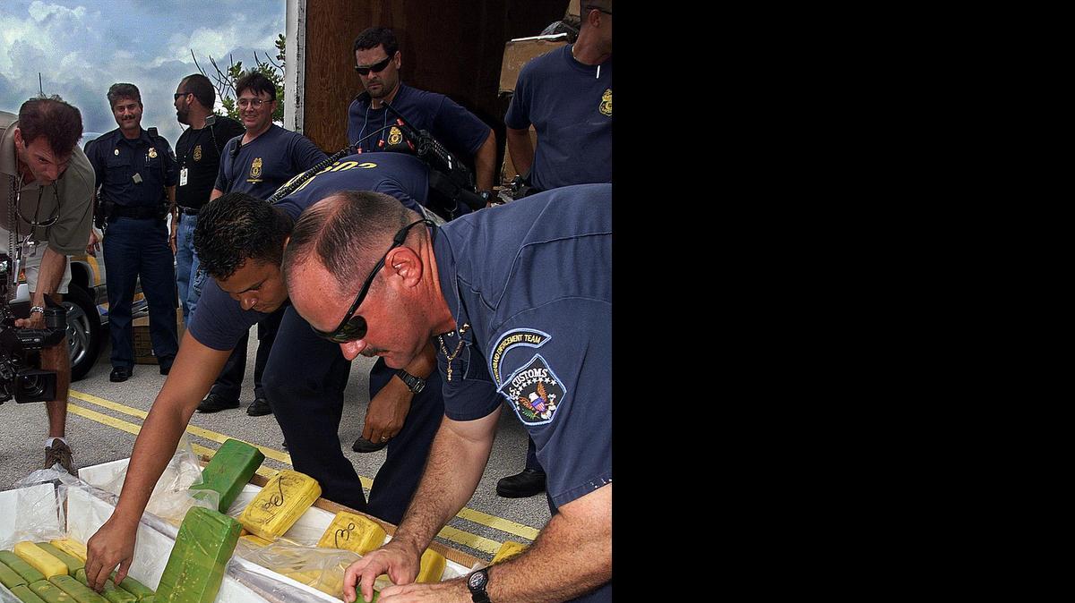 
En esta foto de archivo, agentes aduanales en el Aeropuerto Internacional de Miami (MIA) revisan bolsas que presuntamente contenían parte de un cargamento de casi 3,000 libras de cocaína incautada durante un operativo.
