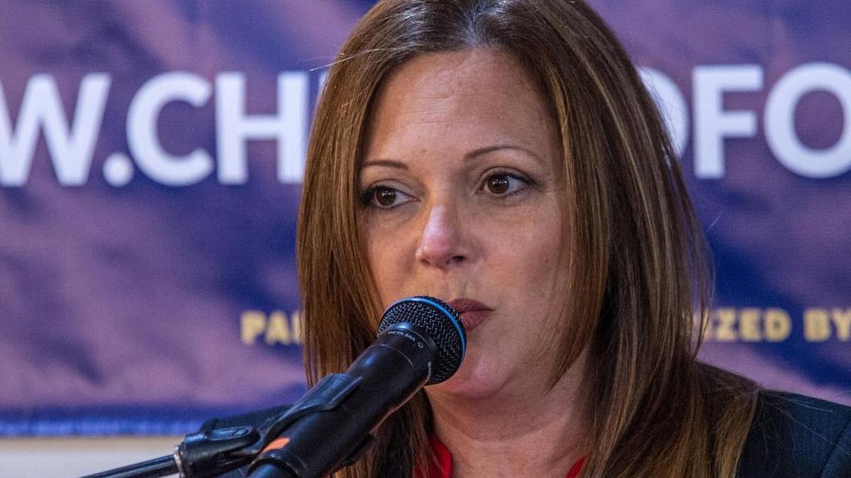 Angie Chirino, hija del cantante cubano-estadounidense Willy Chirino, habla durante la presentación de su candidatura a la Cámara de Representantes de Estados Unidos hoy, jueves 18 de enero de 2018, en el restaurante Versailles de Miami, Florida.