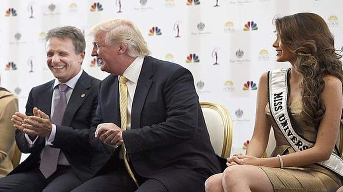 Foto del 2 de octubre del 2014 que muestra al alcalde de Doral Luigi Bora (centro a la izquierda), junto a Donald Trump y la Miss Universo 2013 Gabriela Isler. 