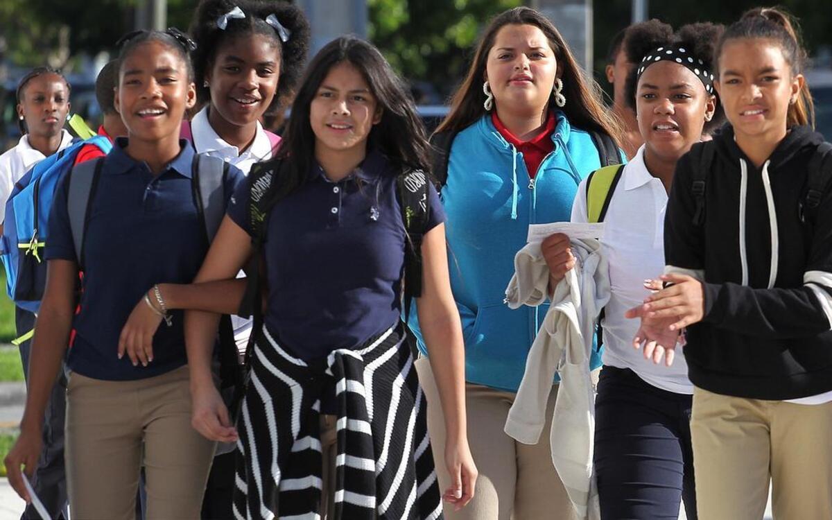 Un grupo de niñas camina a la escuela intermedia José de Diego en Wynwood, en el primer día de clases del curso escolar 2016-2017.