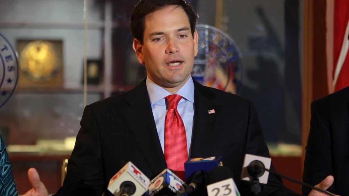 El senador republicano Marco Rubio, habla con la prensa en su oficina de Doral.