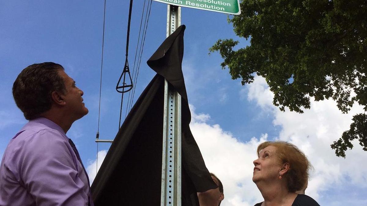 El alcalde de Hialeah, Carlos Hernández, y Gricel Mursulí, madre de Pérez, cuando develan el nombre de la calle.