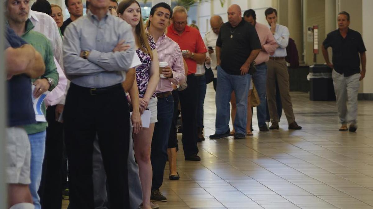 Votantes hacen fila a la entrada de un colegio electoral en Fort Lauderdale el martes 8 de novioembre.