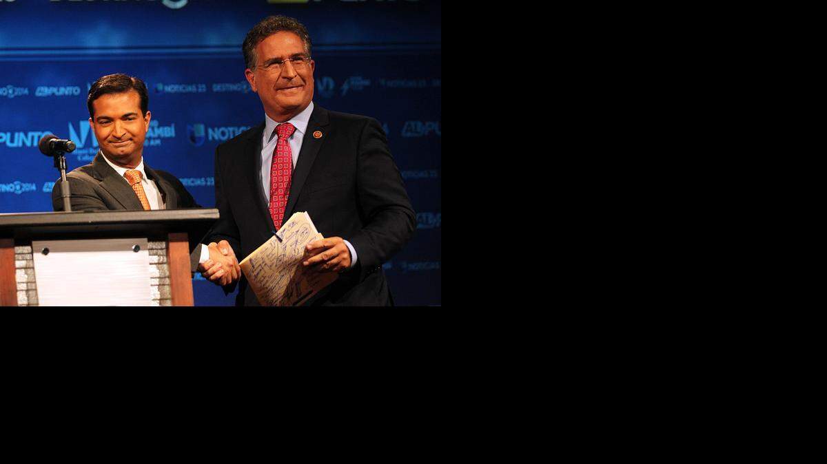 
El candidato demócrata Joe García y el republicano Carlos Curbelo se dan la mano al finalizar el debate en la noche del martes.


