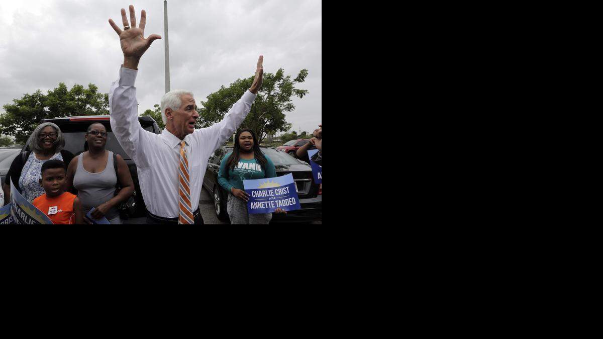 
Charlie Crist, el candidato demócrata para gobernador de Florida, saluda los presentes después de pronunciar unas palabras en un centro de votación temprana en Miami Gardens.


