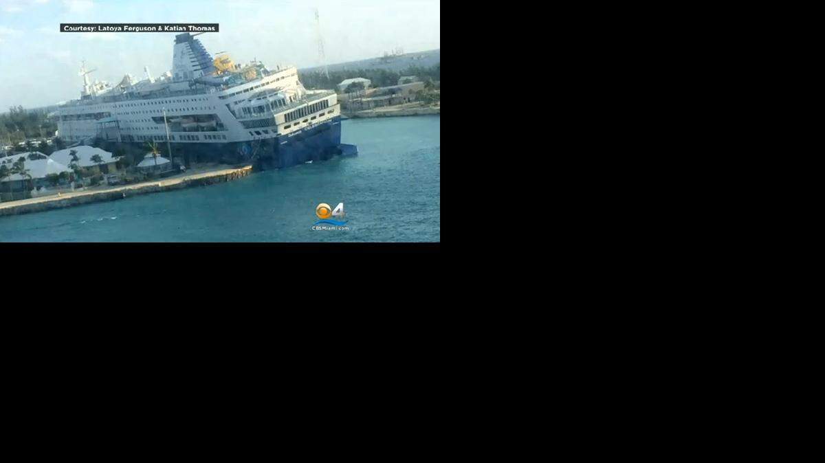 
En la imagen, cortesía de Latoya Ferguson y Kathian Thomas, se observa al barco atascado en el muelle. 
