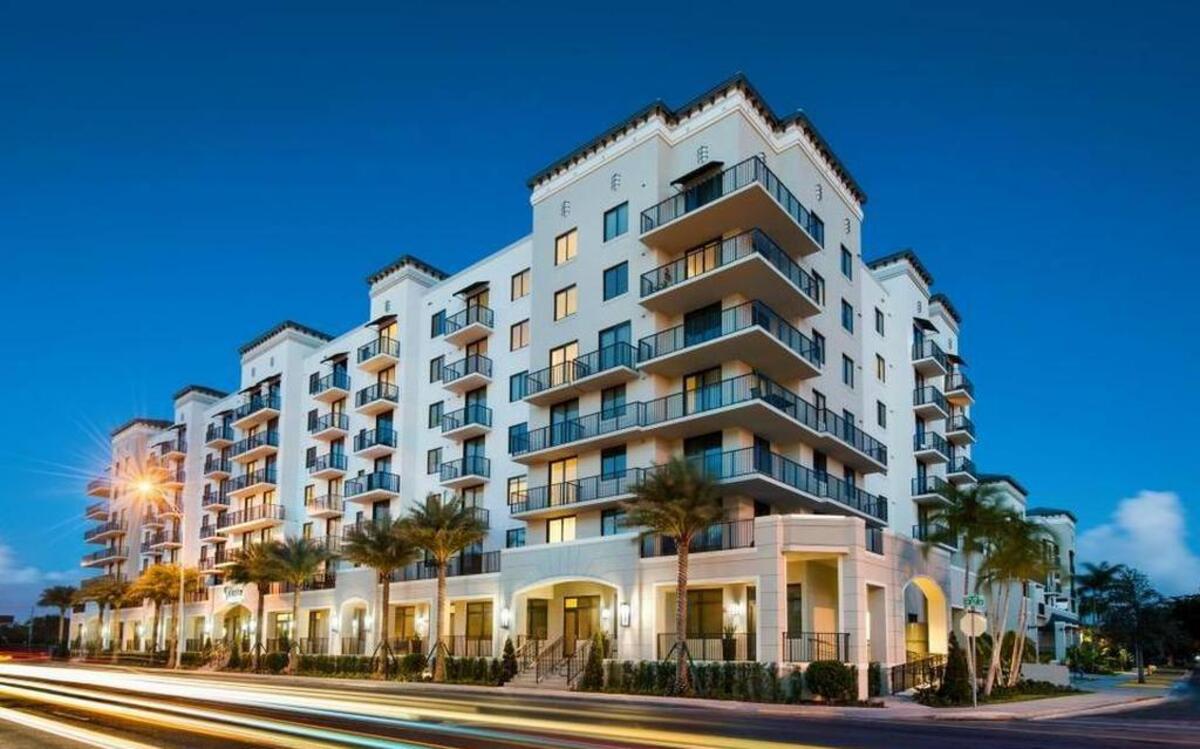 El proyecto Soleste West Gables fue vendido a una firma de Chicago por $57.4 millones. Está situado en el 2101 Ludlam Rd., Miami, y abrió en agosto del año pasado. El mismo ofrece 206 apartamentos de uno, dos y tres cuartos.