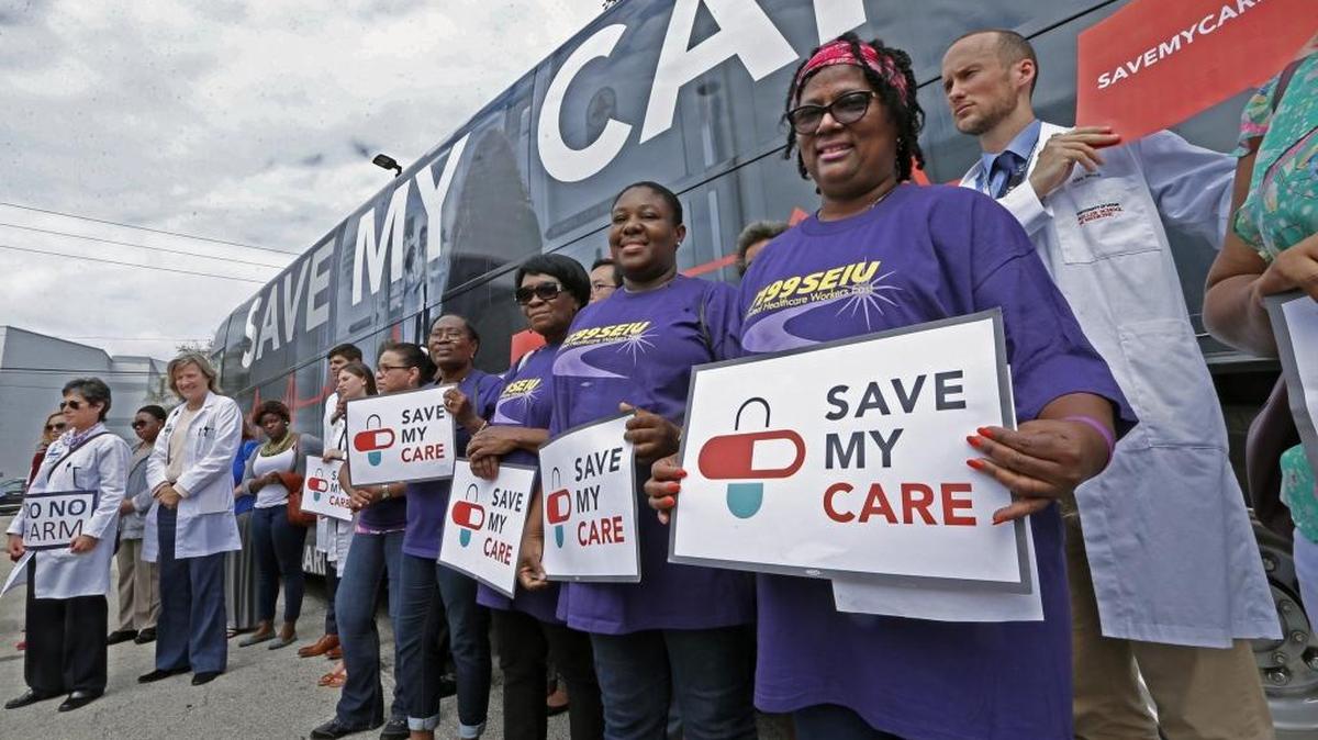 Margalie Williams, sobreviviente de cáncer, y otras personas muestran el jueves su apoyo a la manifestación “Save my care” realizada en Miami, para el Obamacare.