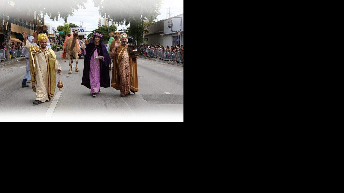 
Los Tres Reyes Magos se paseaaron con su séquito y sus camellos por la Calle Occo para llevar un poco más de alegría navideña’


