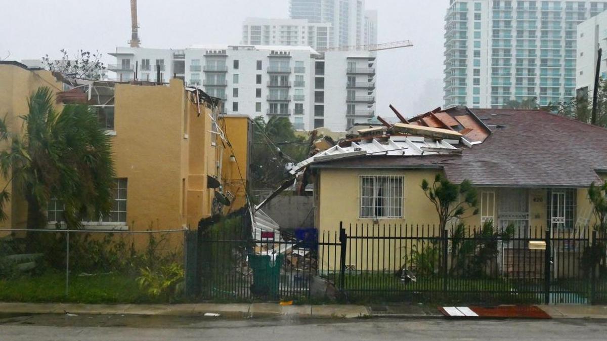 Daños a viviendas en Edgewater, en la esquina de la avenida 5 y la calle 27 del noreste. Parte del techo de una vivienda cayó sobre otra.