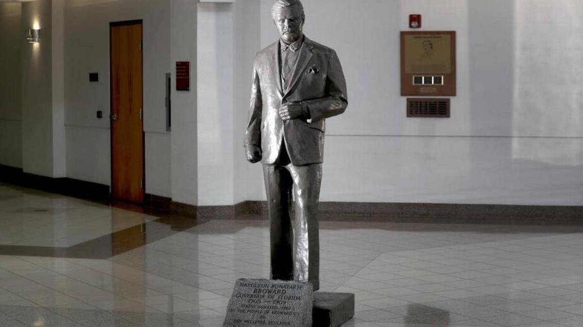 La estatua del ex gobernador de la Florida Napoleón Bonaparte Broward (1905-1909) está en el tercero piso de la Corte del condado Broward. Será removida tras conocerse que era racista.