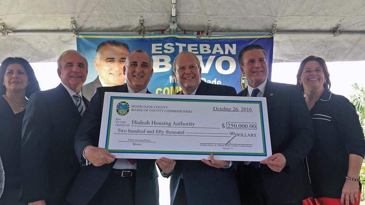 Autoridades municipales de Hialeah celebran la entrega de un cheque de $250,000 donado por el comisionado condal Esteban Bovo, como aporte inicial para el desarrollo de 49 apartamentos para personas de avanzada edad.