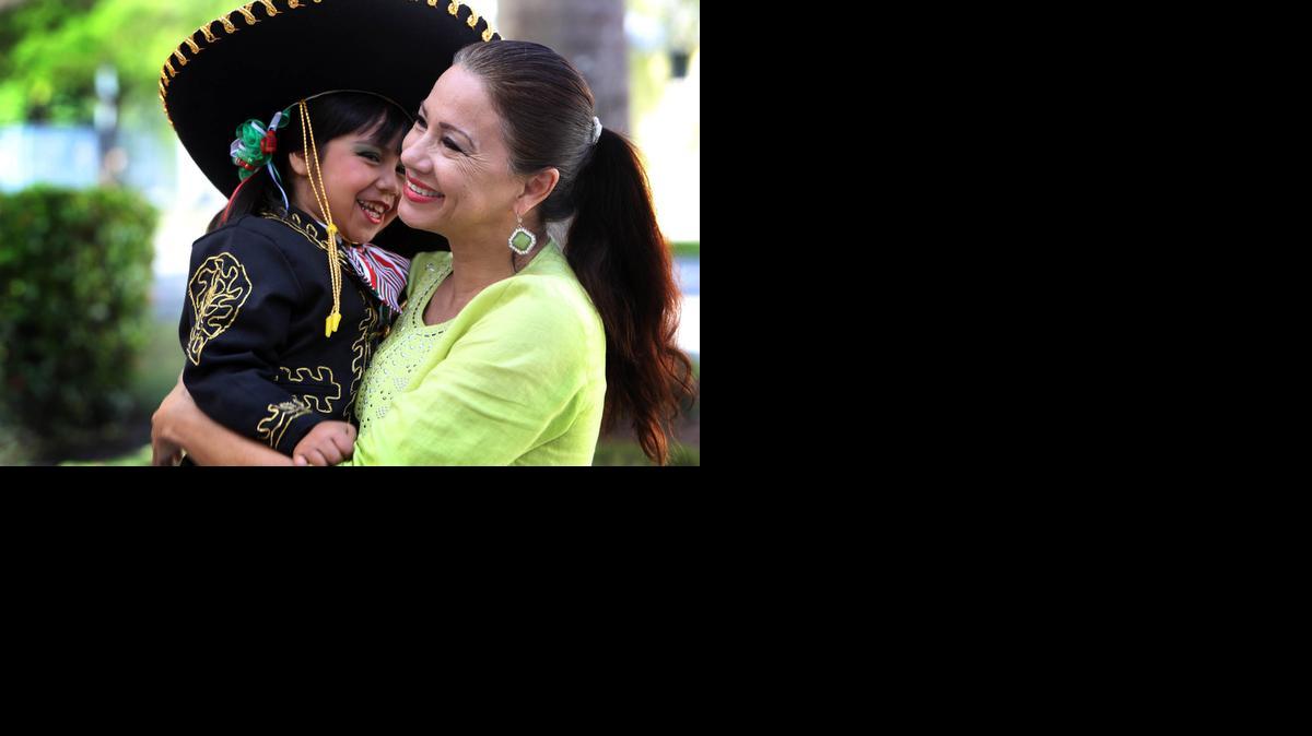 Maria Garza trabaja con hijos de familias campesinas a quienes inspira a que culminen la secundaria y vayan a la universidad y suena con formar y entonar pequenos mariachis en Homestead.


