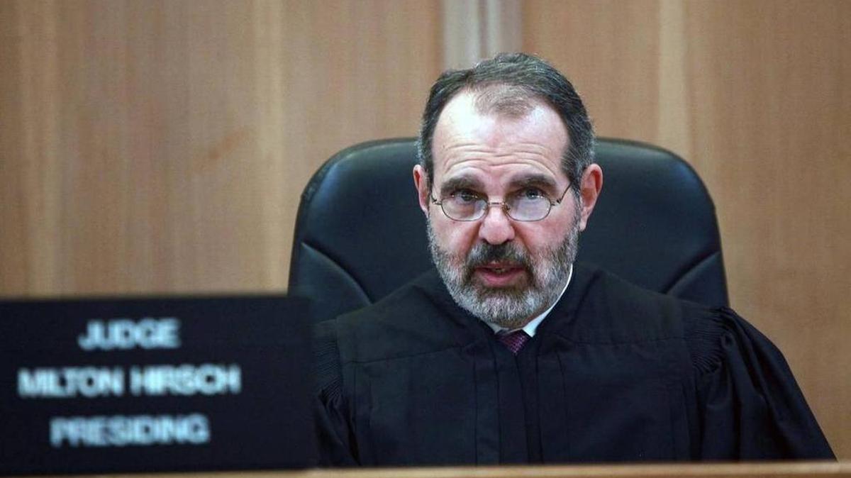 El juez Milton Hirsch durante una audiencia en marzo, Hirsch el lunes declaró inconstitucional la ley ‘Stand Your Ground’.