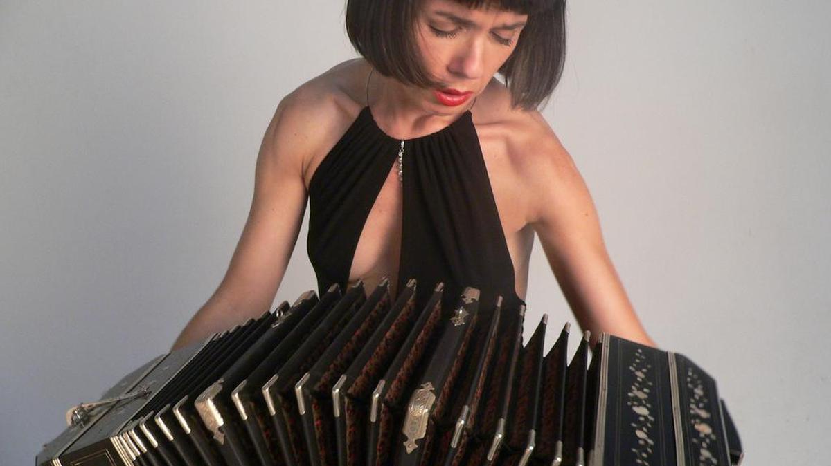 Carla Algeri, bandoneonista, será uno de los atractivos de la Semana Argentina en Miami.