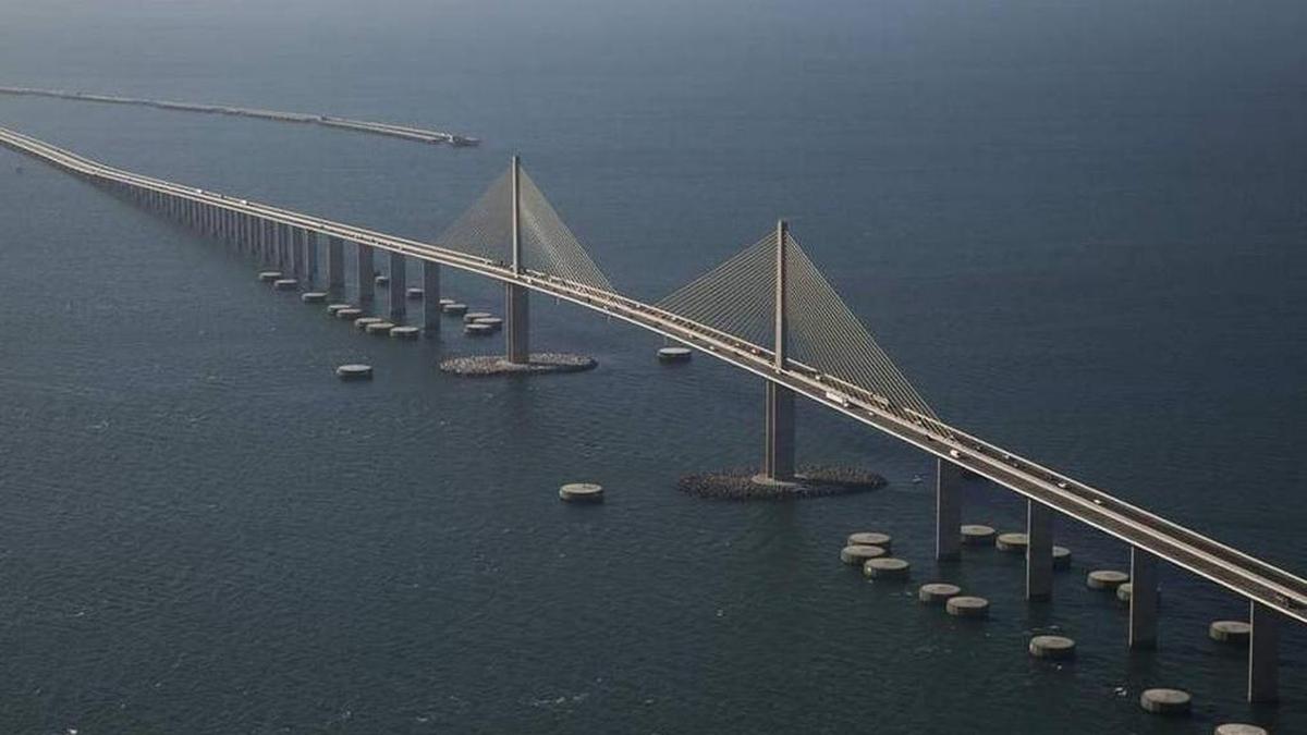 Después del colapso del puente Sunshine Skyway, en Florida, tras ser golpeado por un buque, la firma FIGG Bridge diseñó su reemplazo.