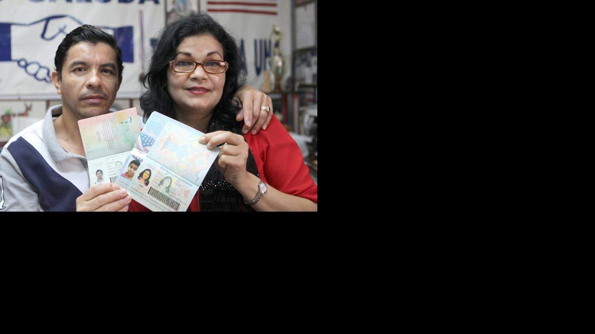 
Roberto Fernández y su esposa Sulma Fernandez de Honduras muestran documentos personales para demostrar que califican para indulto de Obama.
