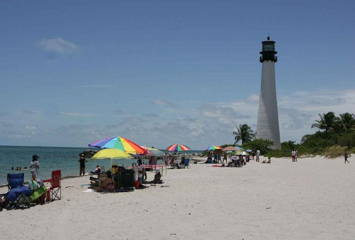 En la punta más al sur de Key Biscayne se encuentra Bill Baggs Cape Florida State Park y su famoso faro construido en el 1825.