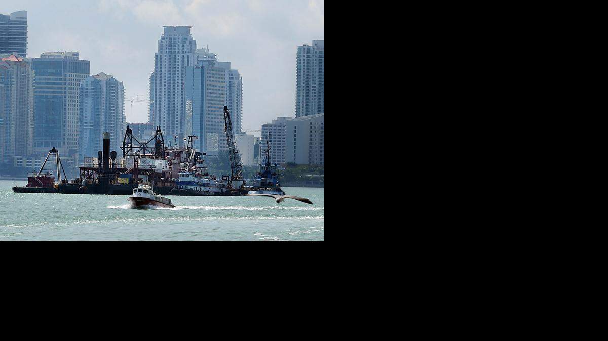 
Una draga trabaja en el canal de entrada al Puerto de Miami el pasado jueves. Las obras deben concluir en agosto.


