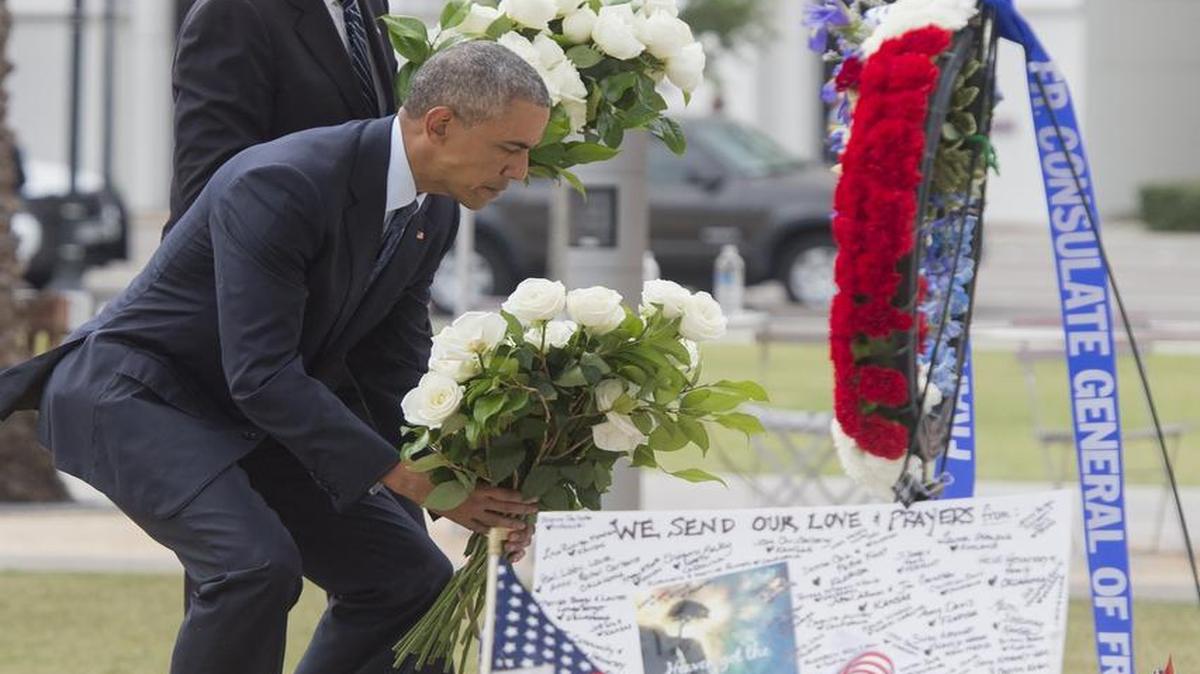 El presidente de Estados Unidos Barack Obama y el vicepresidente Joe Biden colocan ofrendas florales para las víctimas del tiroteo en un club nocturno Pulse en Orlando, Florida, 16 de junio de 2016.