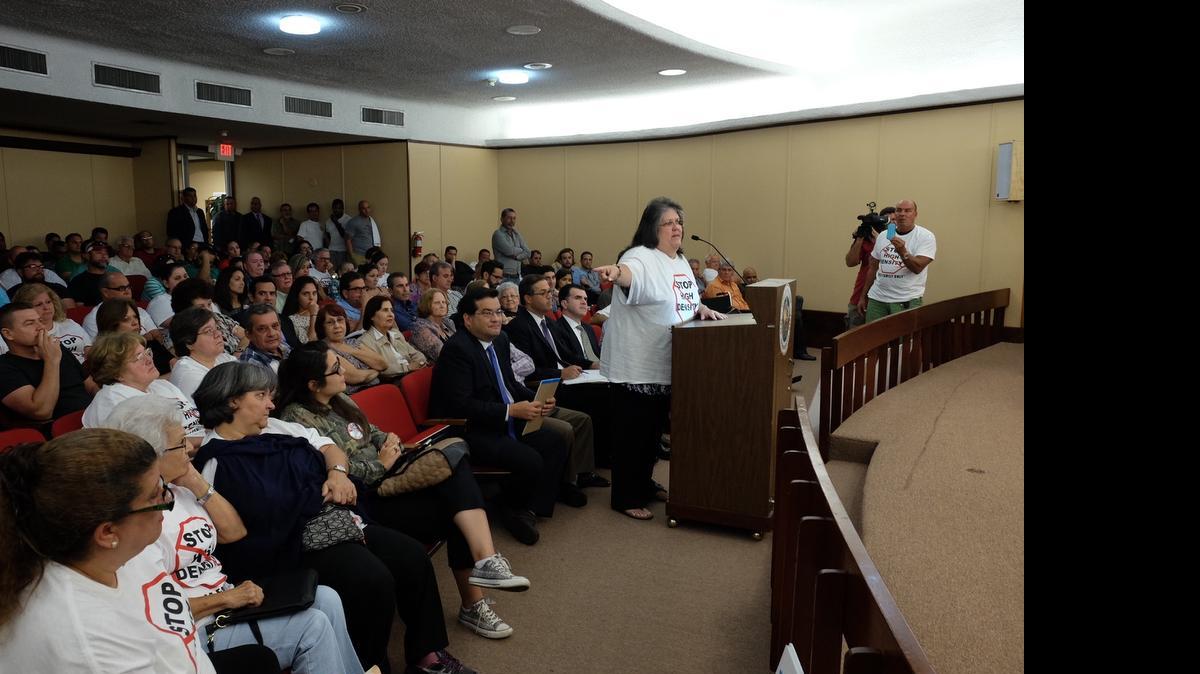 
Tania García, una vecina de Hialeah, habla durante una reunión de la Comisión. Imagen de archivo.
