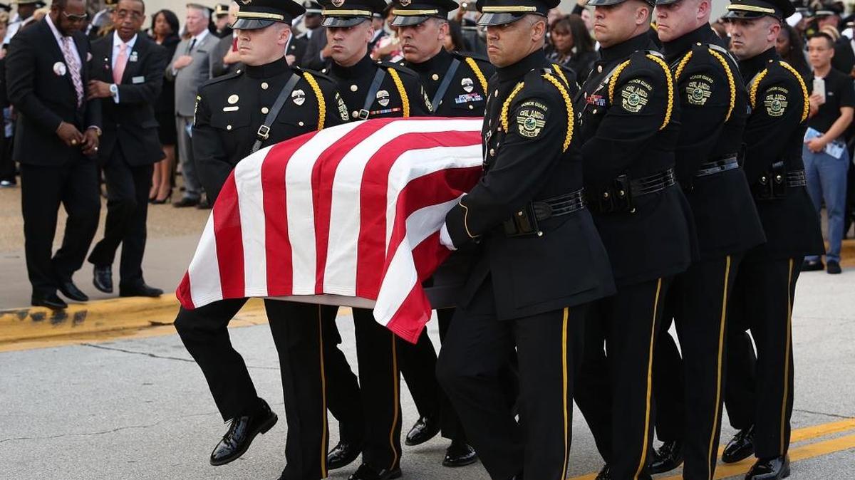 Recorrido fúnebre de la Sargento de la Policía de Orlando, Debra Clayton, en la Primera Iglesia Bautista en Orlando, Florida, el sábado 14 de enero de 2017.