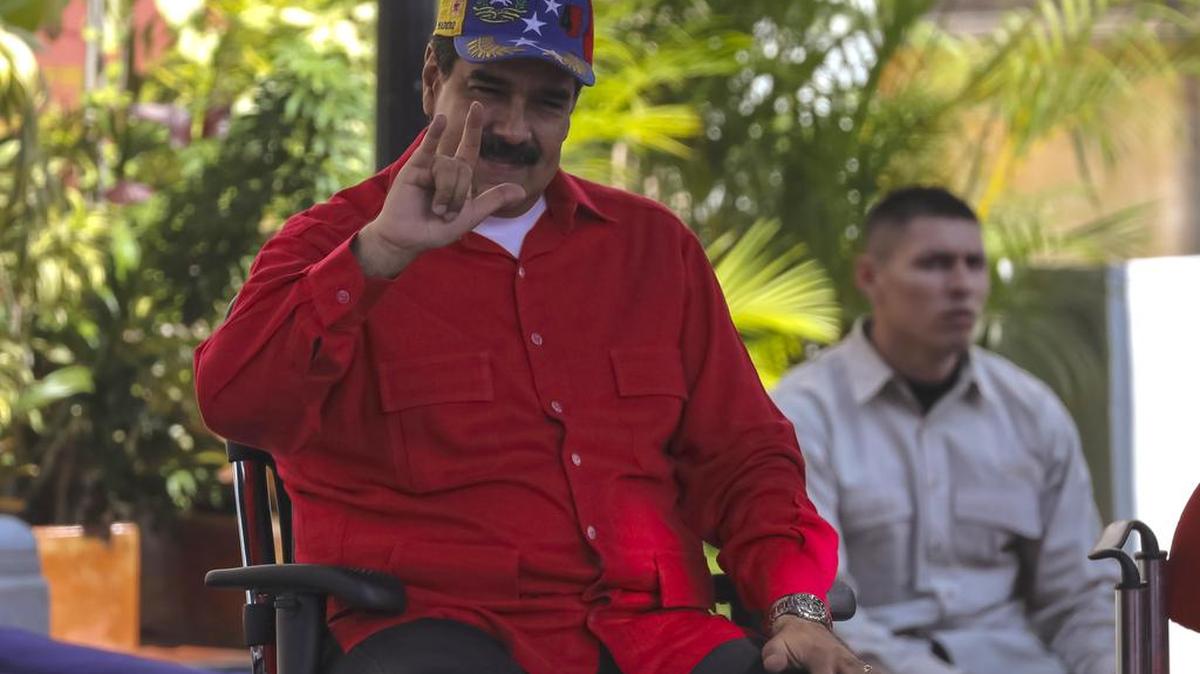El presidente de Venezuela, Nicolás Maduro, recibe en el Palacio de Miraflores a centenares de sus seguidores que participaron en una nueva "marcha antiimperialista" para rechazar las más recientes críticas del presidente de EEUU, Donald Trump, a la llamada revolución bolivariana, el martes 19 de septiembre de 2017, en Caracas.
