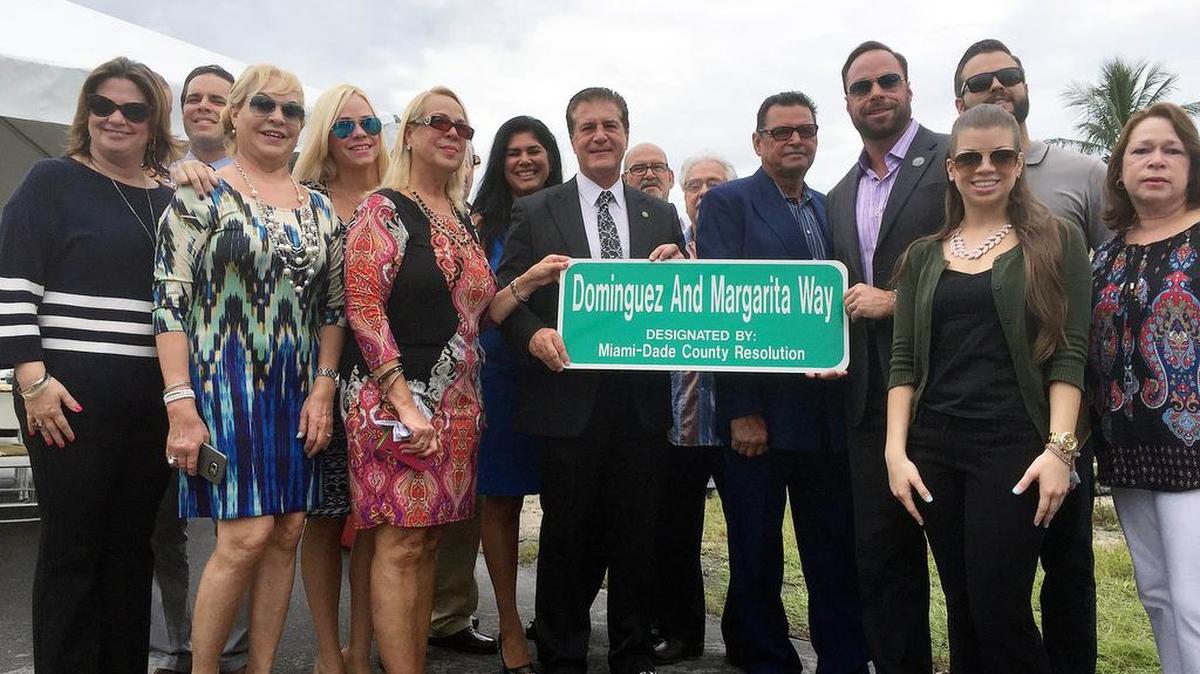 
El alcalde de Hialeah, Carlos Hernández, exhibe la placa de “Domínguez y Margarita Way” junto con familiares del fallecido Orlando Domínguez, uno de los fundadores de la Cámara de Comercio de Hialeah. La placa fue instalada en la 5 avenida del este, entre las calles 50 y 52.

