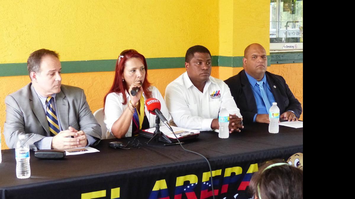
De izquierda a derecha, el abogado Irving González junto a los activistas Helen Villalonga, José Colina y Carlos Pereira durante la conferencia de prensa de organizaciones venezolanas en el exilio, en El Arepazo de Doral el jueves 2 de julio. 


