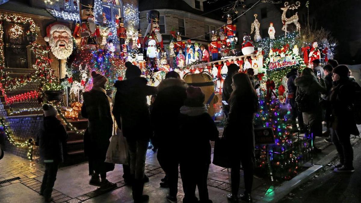 Un grupo de personas admira la iluminación en una casa en Brooklyn, Nueva York, en diciembre del 2016.