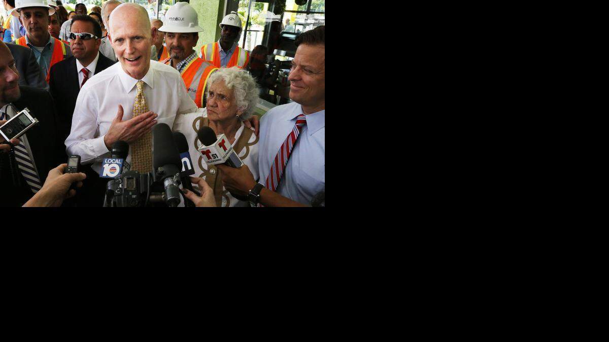 
El gobernador de Florida, Rick Scott, es entrevistado durante su visita el lunes a Hialeah, para inaugurar la tercera fase de la ampliación de la avenida 57 del noroeste.
