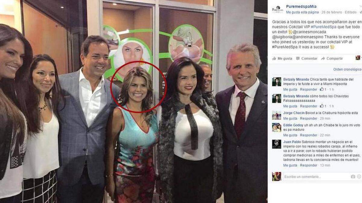 Fotografía de Iroshima Jennifer Bravo (centro) con el alcalde de Doral, Luigi Boria (derecha), y otros invitados a la inauguración.