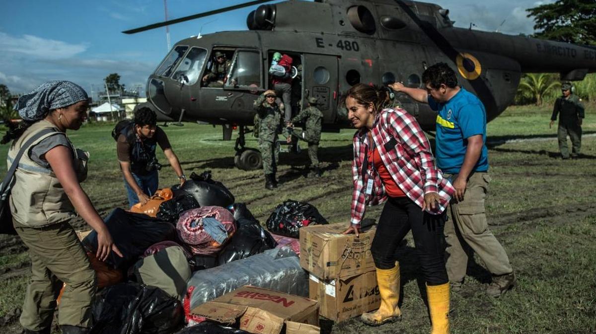 Soldados y voluntarios descargan en abril ayuda humanitaria de un helicóptero para los damnificados del poderoso terremoto que azotó a Ecuador.