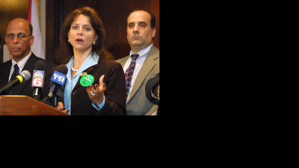 
La fiscal estatal Katherine Fernández-Rundle resaltó el viernes la experiencia de los detectives de la unidad anticorrupción de la Fiscalía y auguró resultados en el corto plazo. En la foto, Fernández-Rundle en una conferencia de prensa tras el arresto de Miriam Alonso, en septiembre del 2002.


