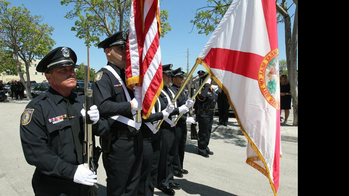 
La Guardia de Honor rinde un homenaje a cuatro oficiales del Departamento de Policía de Hialeah caídpos en el cumplimiento del deber, el jueves 7 de Mayo del 2015.
