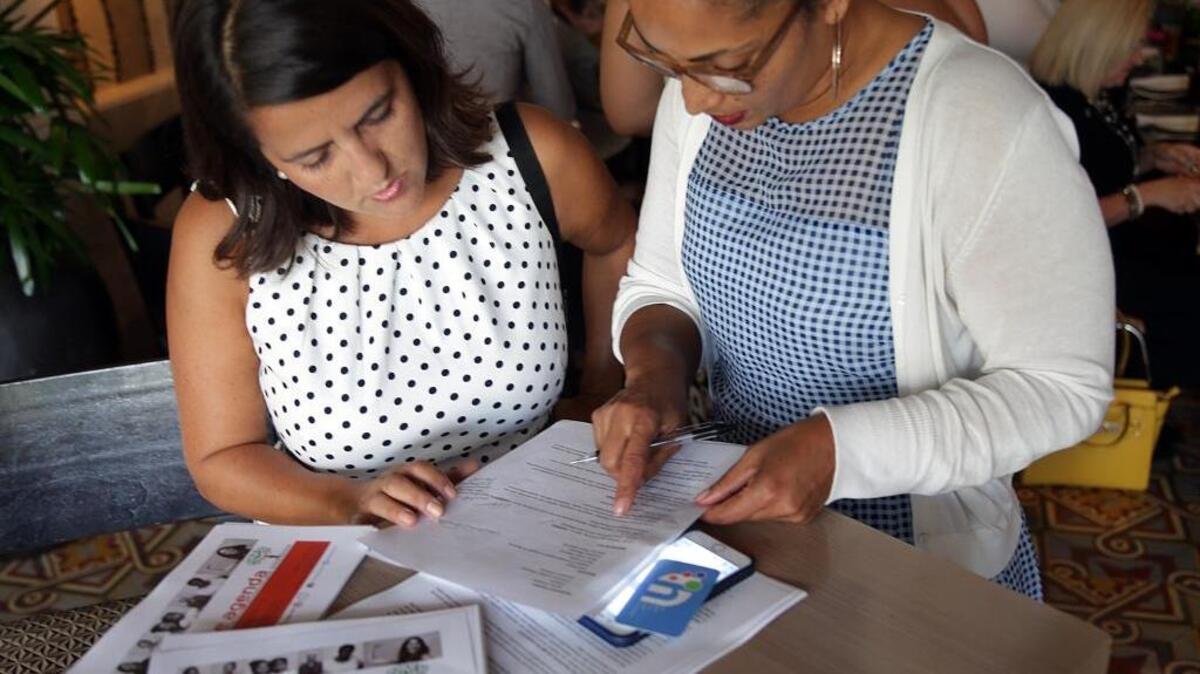 Natalia Jaramillo (izq.) y Marcia Olivo, directora ejecutiva de Miami Workers Center, durante el reciente lanzamiento de "Femme Agenda", que busca amplificar las voces de las mujeres en el sur de Florida a través de una agenda política creada por féminas.