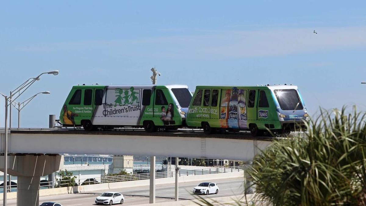 Dos vagones del Metromover pasan frente al puente que conecta con el Viaducto MacArthur. El gobierno de Miami-Dade explica en detalle su plan para ampliar el sistema de transporte público con seis nuevas rutas de trenes o autobuses Este-Oeste y Norte-Sur.