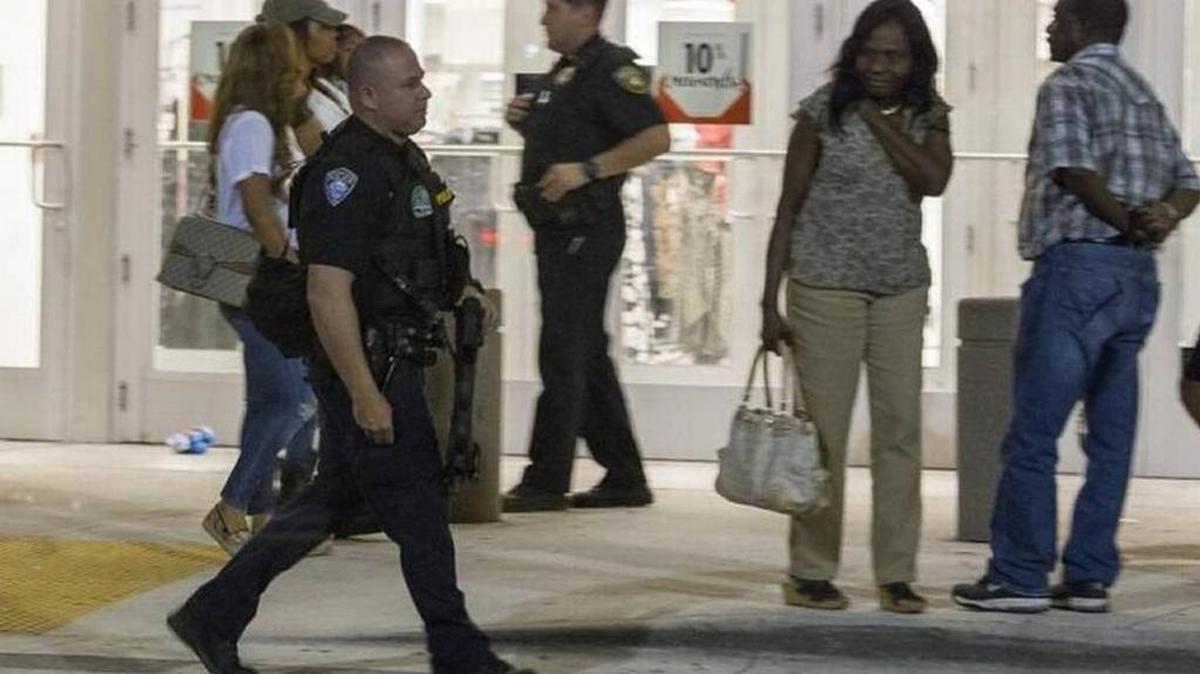 Un agente de la Policía de Aventura camina por el perímetro del Aventura Mall el 23 de diciembre por la noche después que miles de clientes huyeron cuando se propagaron rumores de un tiroteo.