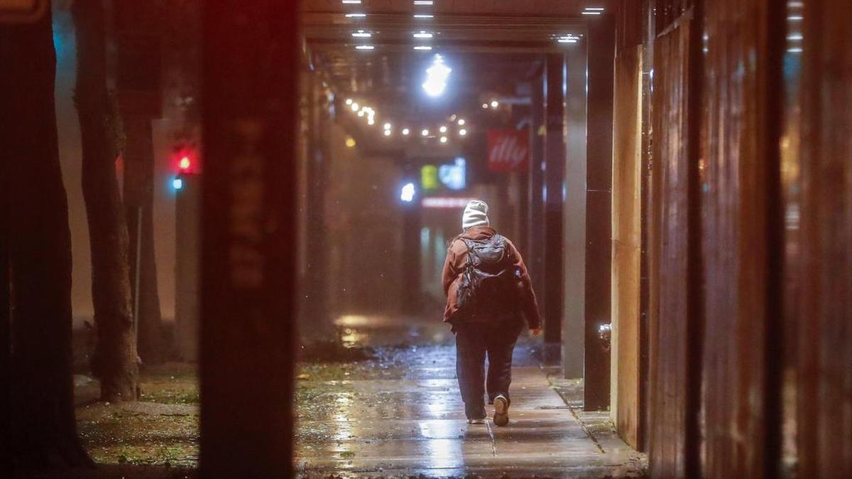 Una persona camina el domingo por el centro de Miami cuando los efectos del huracán Irma azotaban la ciudad.