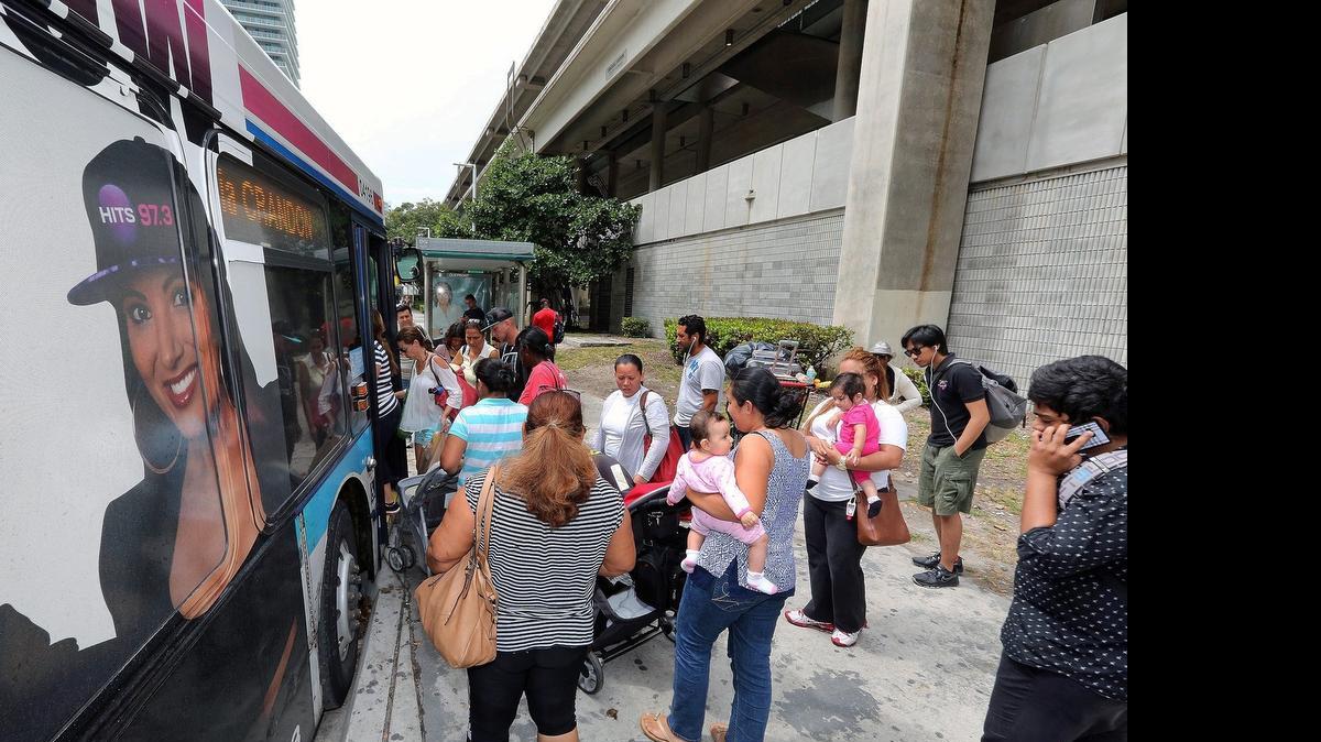 
El Departamento de Transporte Público de Miami-Dade (MDT) opera 815 autobuses, algunos de cuyos trayectos tienen servicio frecuente. Pero en algunas rutas los pasajeros tienen que esperar hasta una hora para que pase un autobús.


