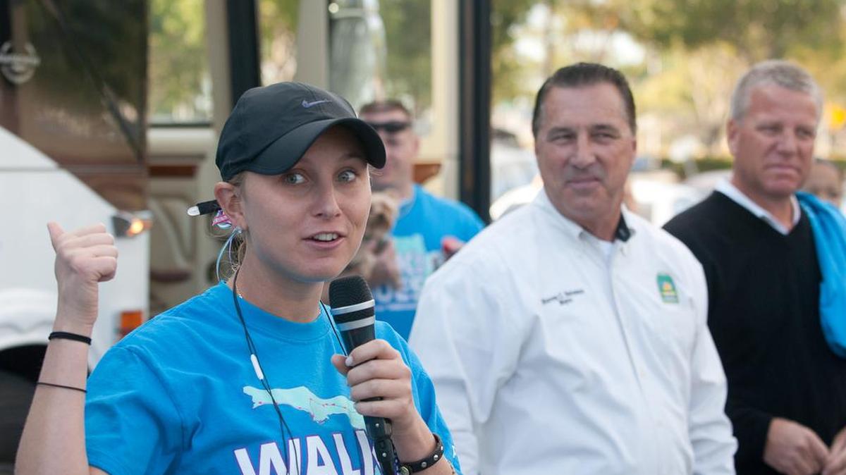 Lauren Book, fundadora de Lauren's Kids, habla de su tercera caminata anual de 1500 millas de Key West a Tallahassee, el martes 17 de enero de 2012 en Florida City.