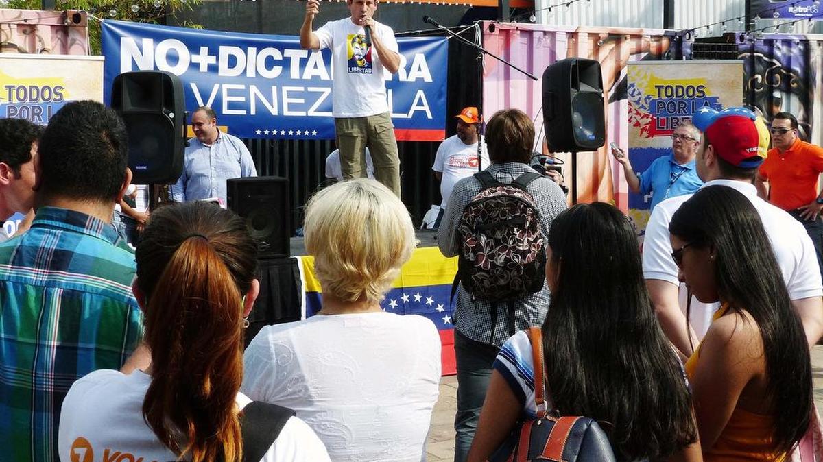 Warner Jiménez, ex alcalde de la ciudad de Maturín exiliado en Miami habla ante los venezolanos reunidos el sábado en el Paseo de las Artes de Doral.